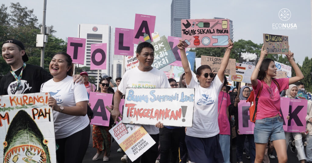 Pawai bebas sampah plastik