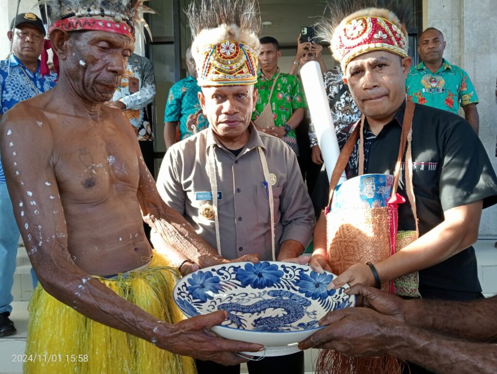 Penyerahan dokumen usulan pengakuan masyarakat adat Aara.